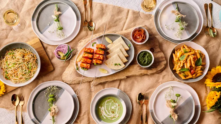 Hosting Made Easy: The Perfect Table, Food, and Drinks for Your New Year’s Celebration